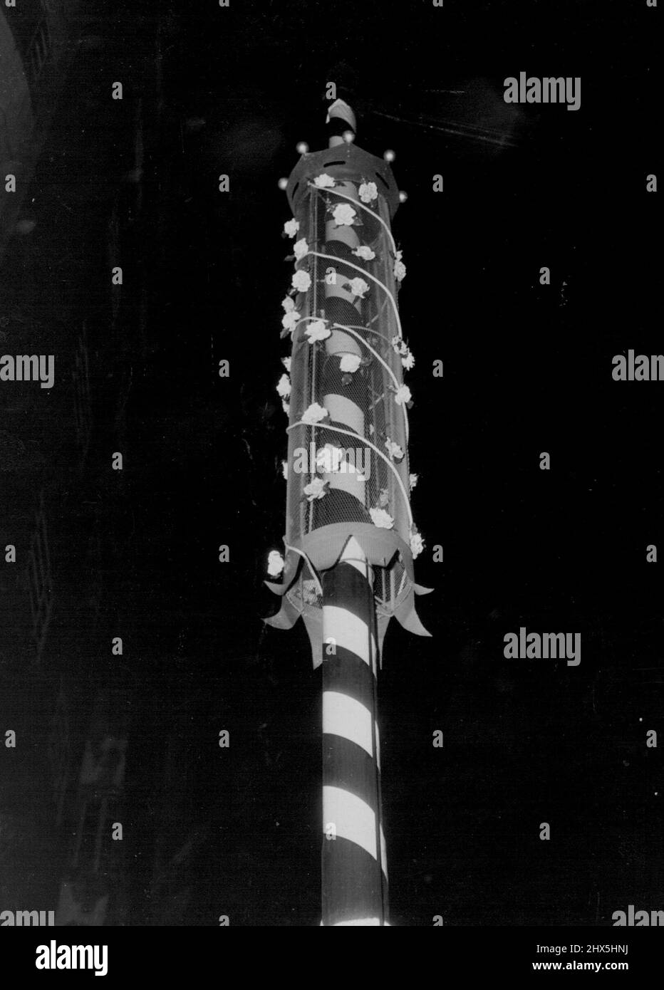 Krönungen, Rosen, ein rot-weißer „Barber's Pole“. Lampenpfosten-Dekorationen für die Krönung, die heute Abend in Hollborn getestet werden. 22. Januar 1953. (Foto von Daily Mail Contract Picture). Stockfoto