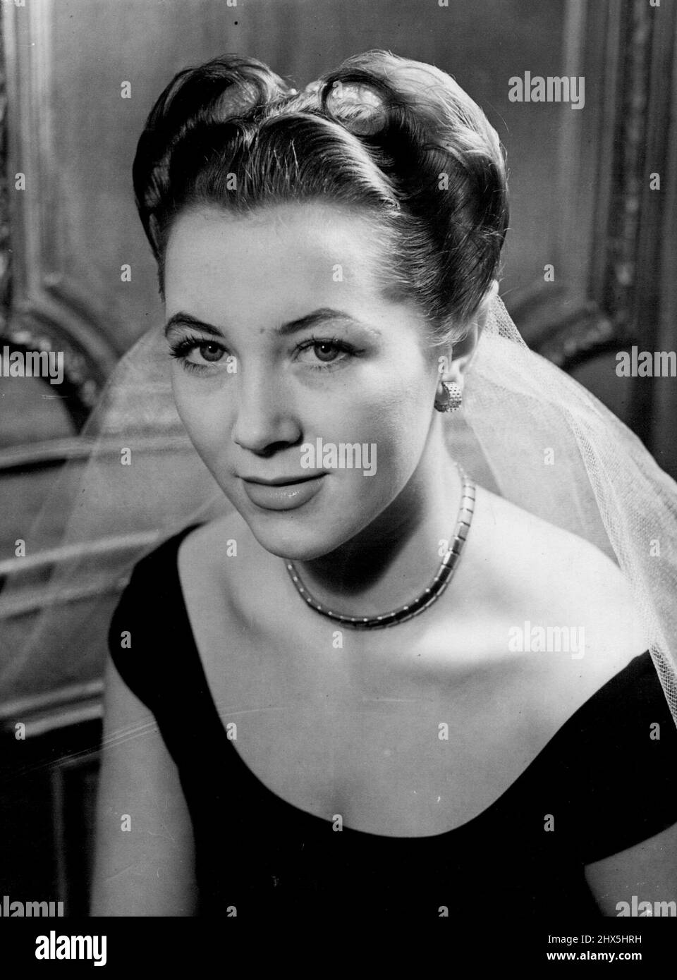 Coronation Hair Styles -- Neue Coronation Frisur, die der Richtung des earl Marschall für Damen folgt, die die Abtei in kurzen oder Abendkleid besuchen. Ein einfacher Elizabeth-Stil, hat es die herzförmigen Fransen, und ist gut geeignet für das Tragen eines verschleierten Kopfkleides. Heute fand im Park Lance, London, eine Ausstellung mit Friseurstilen der Krönung statt, die von der britischen Gemeinschaft der Haarkünstler inszeniert wurde. 10. Februar 1953. (Foto von Paul Popper Ltd.). Stockfoto