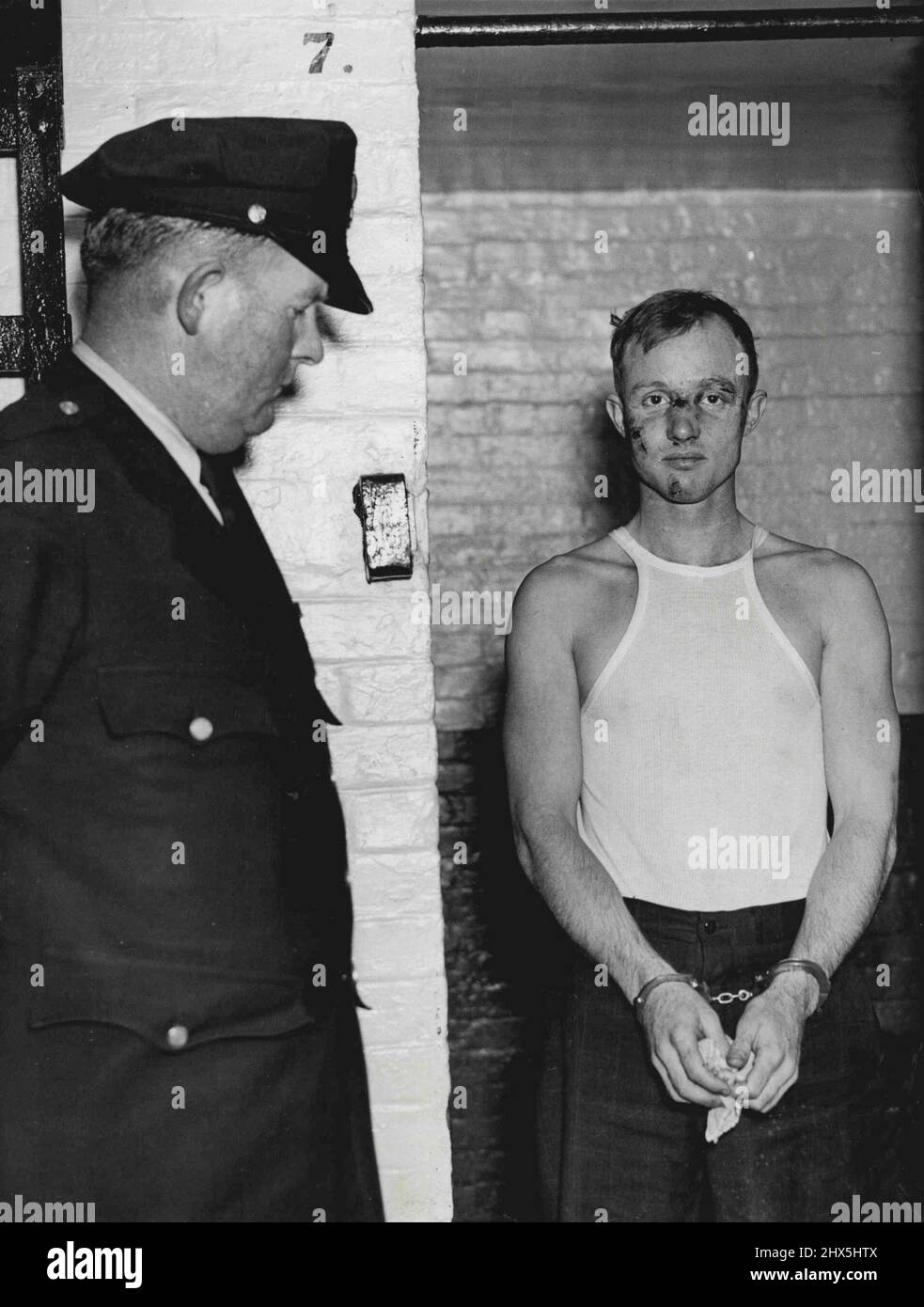 Gefangen genommen von G-Men -- Brady, 27 -- der Mitte - zwei Indiana-Gangstern, dem aktuellen öffentlichen Feind des Westens Nr. 1 -- und seinem Leutnant Clarence Lee Shaffer, jr. 21, die von Bundesagenten wegen mehrerer Morde und Dutzender Banküberfälle gejagt worden war, wurden von Frauen in einer wütenden Straßenschlacht in Bangor, Me, getötet., 12. Oktober. Ein Komplize, James Dalhover, 30, wurde gefangen genommen und Goman Walter Walsh, 28, aus Washington, wurde bei den Kämpfen verletzt. Dalhover wird nach seiner Verhaftung im Gefängnis von Bangor abgebildet. 12. Oktober 1937. (Foto von ACME). Stockfoto