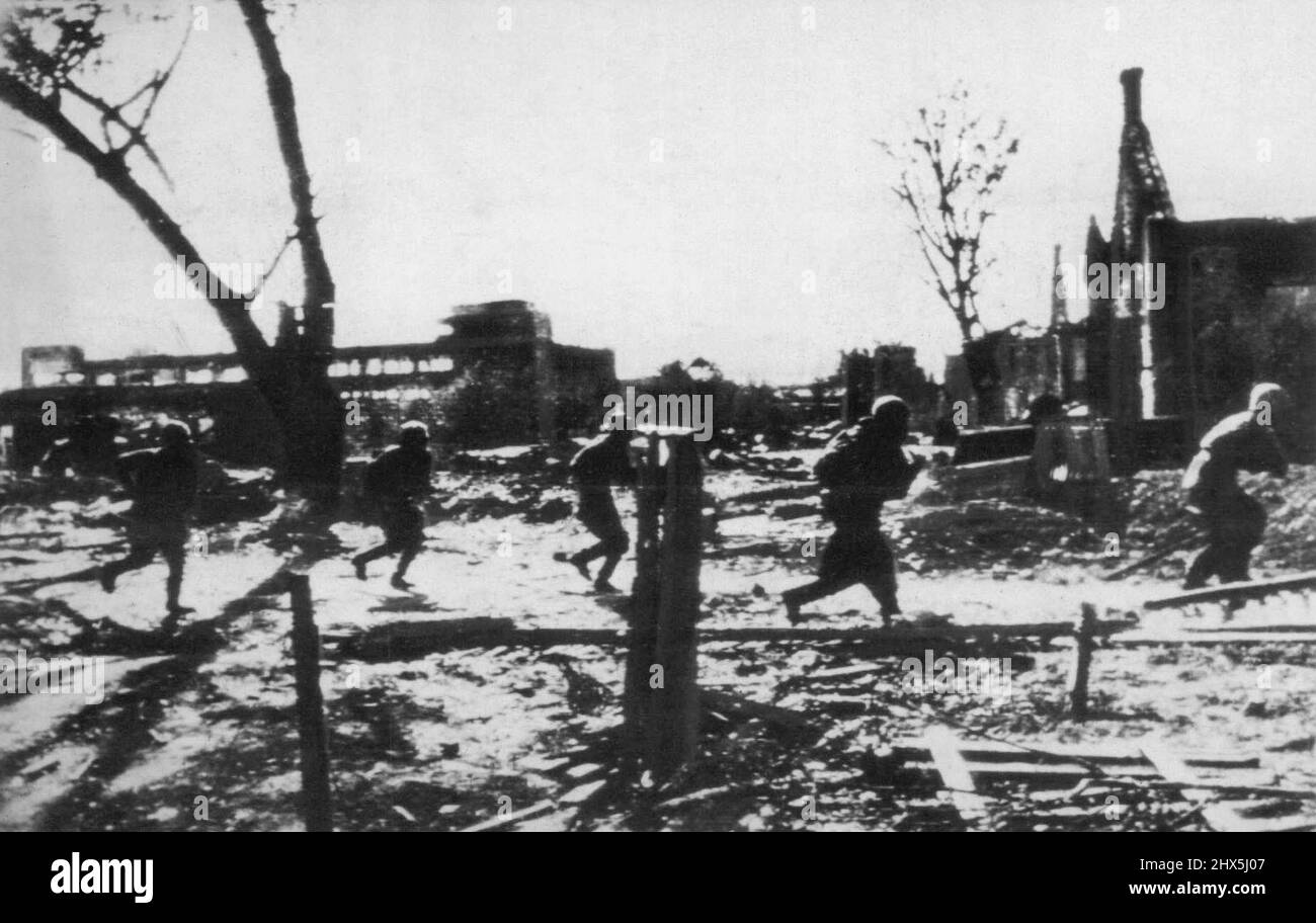 Rotten treffen Angriff in Double-Quick Time -- inmitten zerstörter Gebäude und zerstörter Straßen laufen russische Soldaten während der Straßenkämpfe am Stadtrand von Stalingrad vor einen Nazi-Angriff. Dies ist ein offizielles russisches Foto. 26. November 1942. (Foto von AP Wirephoto). Stockfoto