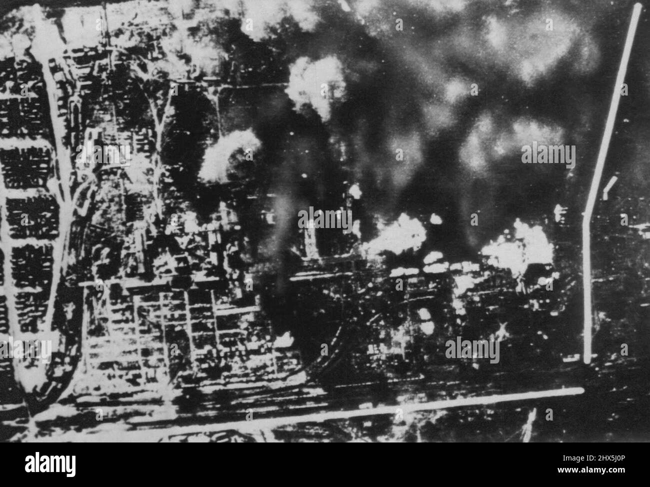 Rauch steigt über Stalingrad -- Rauchwolken steigen aus belagertem Stalingrad auf in diesem Luftbild, das London und die Vereinigten Staaten über neutrale Quellen erreichte, hält die russische Stadt trotz wiederholter deutscher Bombenangriffe wie dieser immer noch aus. Weiße Markierungen auf dem Foto wurden nicht erklärt. 27. September 1942. (Foto von AP Wirephoto). Stockfoto