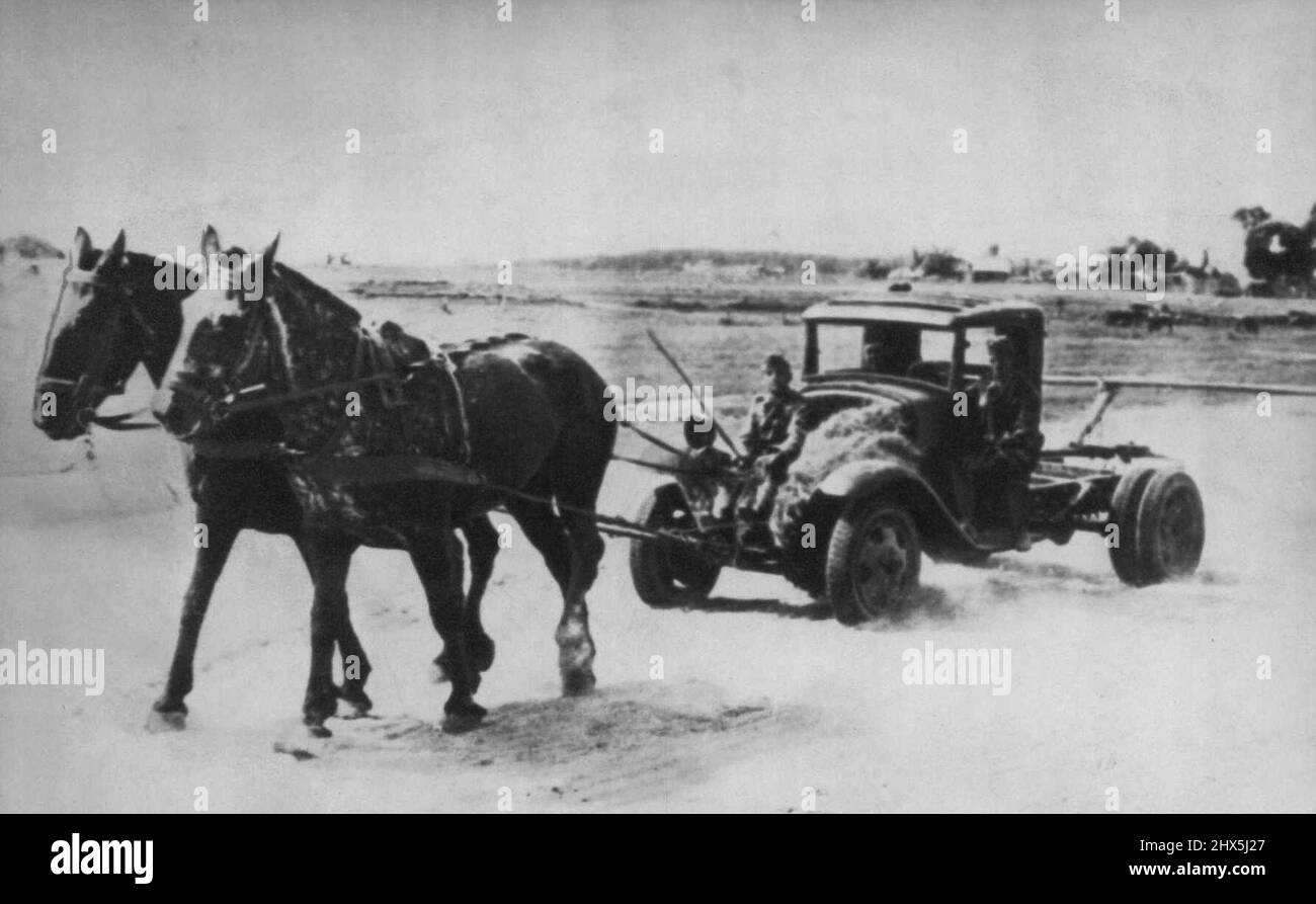 Nazis sparen Kraftstoff an der russischen Front -- aus der Londoner Quelle stammt ein Foto, das als Bild der Nazi-Methode beschrieben wird, um wertvolle Kasolinrationen an der Stalingrader Front zu erhalten. Der Motor des Staplers wird entfernt und Futter wird neben den Fahrer getragen, um die PS zu versorgen. 26. Oktober 1942. (Foto von AP Wirephoto). Stockfoto