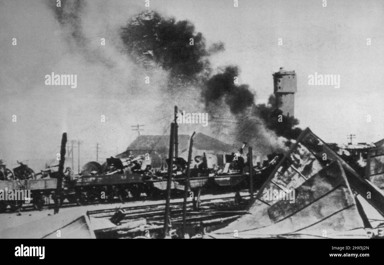 Stalingrad -- beschädigter Bahnhof -- der Hauptbahnhof von Stalingrad wurde nach wochenlanger Belagerung beschädigt und verdreht -- Aber die Verteidiger der Industriestadt konnten die Gleise in Reparatur halten und Waffen und Ausrüstung zu den belagerten Kräften bringen, die Teile der Stadt gegen die lange Belagerung hielten. 26. November 1942. (Foto von AP Wirephoto). Stockfoto