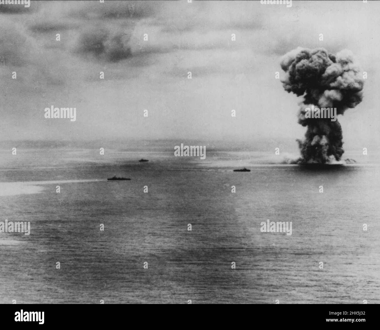 Das Ende des Yamato -- das Yamato wird ein paar Minuten gezeigt, bevor sie von den Wellen erungulst wurde. Trotz des schweren Flugabwehrfeuers der Yamato und ihrer Abschirmtruppe drückten Marinepiloten den Angriff nach Hause und schlugen mit mindestens acht Torpedos und acht schweren Bomben auf das Schlachtschiff. In dieser Serie von drei Action Shots wurde Japans mächtiges Schlachtschiff, der Yamato, im Ostchinesischen Meer nach einem zerschlagenden Angriff von schnellen US-Trägertruppe-Tauchbombern am 7. April 194-5 versenkt. In der Schlacht versenkte die air­craft auch 3 Zerstörer und 2 Kreuzer und ließ 3 weitere Zerstörer in Brand gehen. Mai 04, Stockfoto