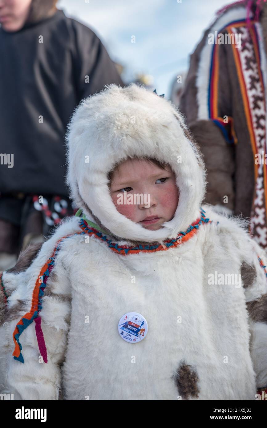 Ein junger Nenet-Junge mit traditionellem Rentierpelz beim Rentierhirten-Festival in Salekhard, Yamalo-Nenzen Autonomous Okrug, Russland Stockfoto