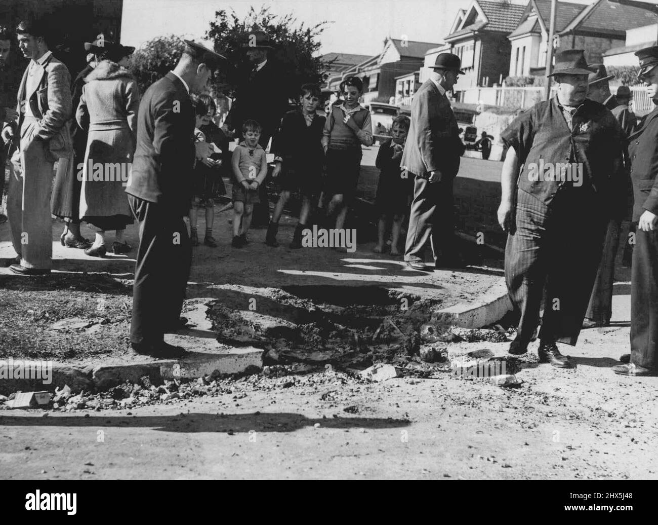 JAP Shells auf Sydney. Shell-Loch in einer östlichen Vorstadtstraße. 9. Juni 1942. Stockfoto