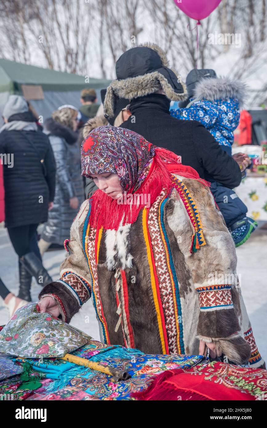 Eine Nenet-Frau in traditioneller Kleidung beim Rentier-Hirtenfest in Salekhard, Yamalo-Nenzen Autonomous Okrug, Russland Stockfoto