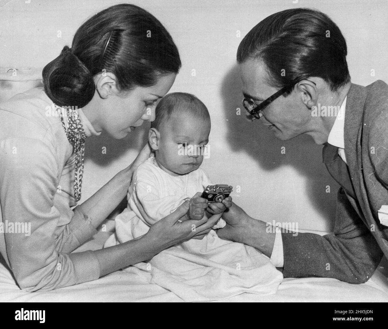 Athol Shmith, seine Frau „Bambi“ Tuckwell und Sohn Michael. Diese kleine Kamera ist wirklich ein Zigarettenanzünder. 24.Mai 1950. Stockfoto