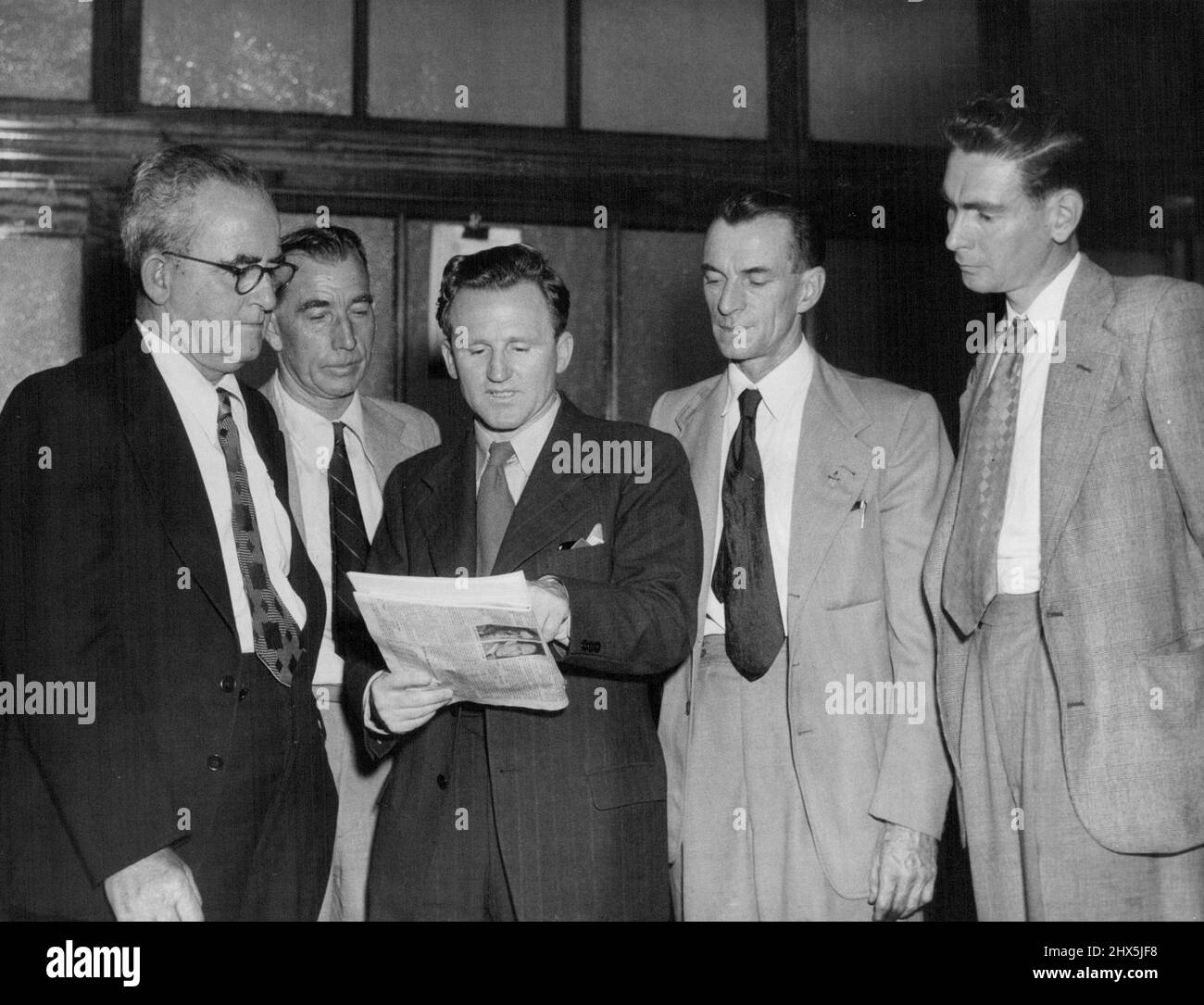 Von links nach rechts F. H. Jeans, D. Watson, L. Short, A. J. Heath und N. Nolan. Nachdem Herr L. kurz und von einem Treffen der Föderierten Eisenarbeitergewerkschaft angeordnet worden war, gingen andere Beamte, die bei dem Treffen mit Short (im Bild) gewesen waren, zur Unterstützung ihres Führers hinaus. 14. Dezember 1951. (Foto von Wilmott/Fairfax Media). Stockfoto