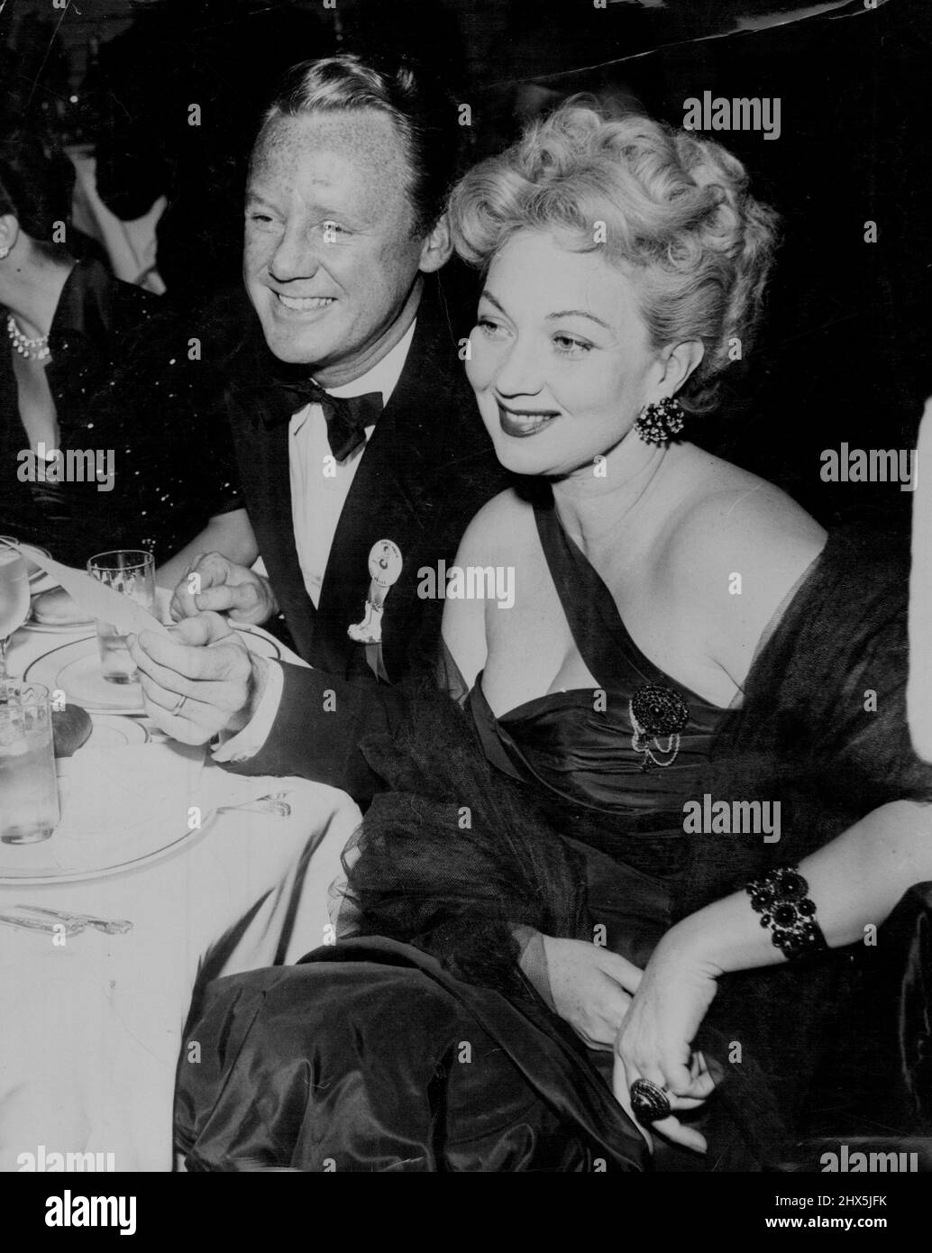 ***** Von Krankheit, die sie vom Bildschirm ferngehalten hat, ist ***** Ein alter Freund Van Johnson im Supper. Ann hat ***** 25. Juni 1953. Stockfoto
