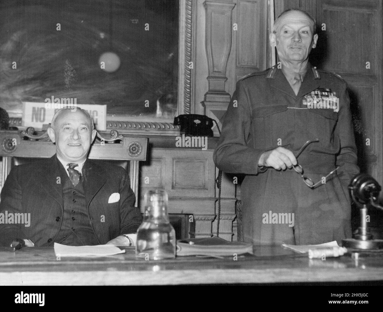 Shinwell macht sich immer noch keine Sorgen über den britischen Kriegsminister Emmanuel Shinwell, der kürzlich die aktuellen „Kriegsreden“ anprangerte, Und der Chef des kaiserlichen Stabs, Viscount Montgomery, hatte keinen „Krisenblues“, als sie auf einer Whitehall-Konferenz auftauchten, um die neue Rekrutierungsstrategie für die Territorialarmee zu starten - als Teil der britischen Verteidigungspläne. In seiner Rede auf der Konferenz sprach Herr Shinwell sagte, dass die Territorialarmee jetzt als unverzichtbarer Teil der der britischen Armee anerkannt werden muss und insbesondere für Reservisten, die mit dem Luftabwehrkommando dienen, aufgerufen werden muss. 30. September 1948. Stockfoto