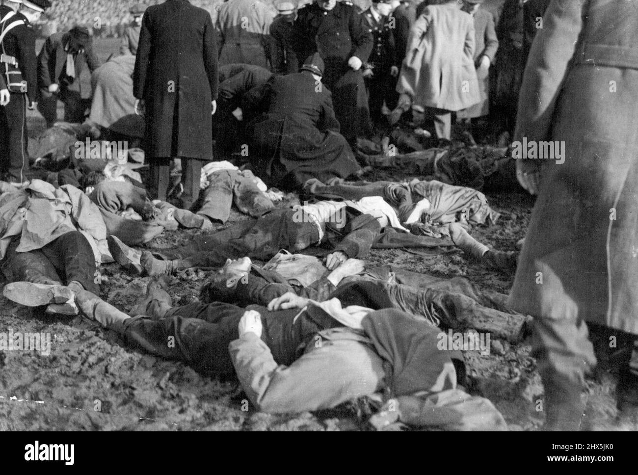 33 Menschen starben und 503 wurden bei dieser Katastrophe in England im Jahr 1946 während der Mathe zwischen Bolton Wanderers und Stoke City verletzt. Die Todesfälle ereigneten sich, als zwei Barrieren einstürzten. Die meisten erstickten oder wurden mit Füßen getreten. 22. März 1946. Stockfoto