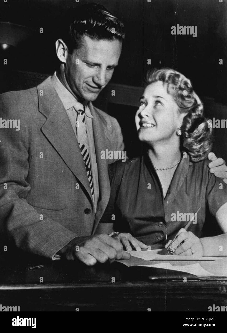 Jane Powell, 20, Singing Screen Star, und Geary Steffen Jr., ehemaliger Eislaufstar und jetzt Versicherungsmann, erhalten heute hier eine Heiratslizenz. Sie sagten, dass die Hochzeit am 5. November in Beverly Hills stattfinden wird. Steffen, der Sohn des ehemaligen Boxmeisters Willie Ritchie, ist 26 Jahre alt. 1. November 1949. (Foto von AP Wirephoto). Stockfoto