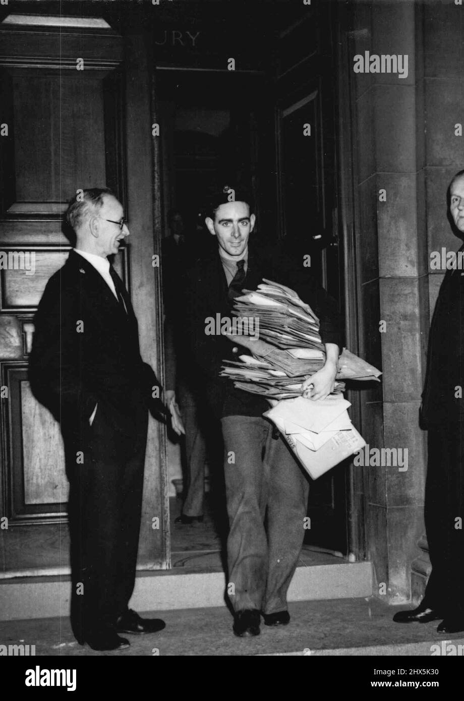 Nur zwei Dollar 80 Cent auf ein Pfund Ein Bote eilt aus dem Finanzministerium in der Great George Street, London, und trägt ein Bulleting-Paket mit Nachrichten über die Abwertung für britische Zeitungen und Nachrichtenagenturen. Sir Stafford Cripps, der britische Kanzler des Exchequor, sagte heute Abend, 18. September, der britischen Nation, dass sie in Zukunft nur 2 Dollar und 80 Cent für ihr Pfund kaufen könne. Am 6. Juli. Er sagte dem Unterhaus, dass die Regierung "nicht die geringste Absicht habe, das Pfund abzuwerten" und wiederholte diese Ansicht, als er am 7. September in New York ankam. September 18, Stockfoto