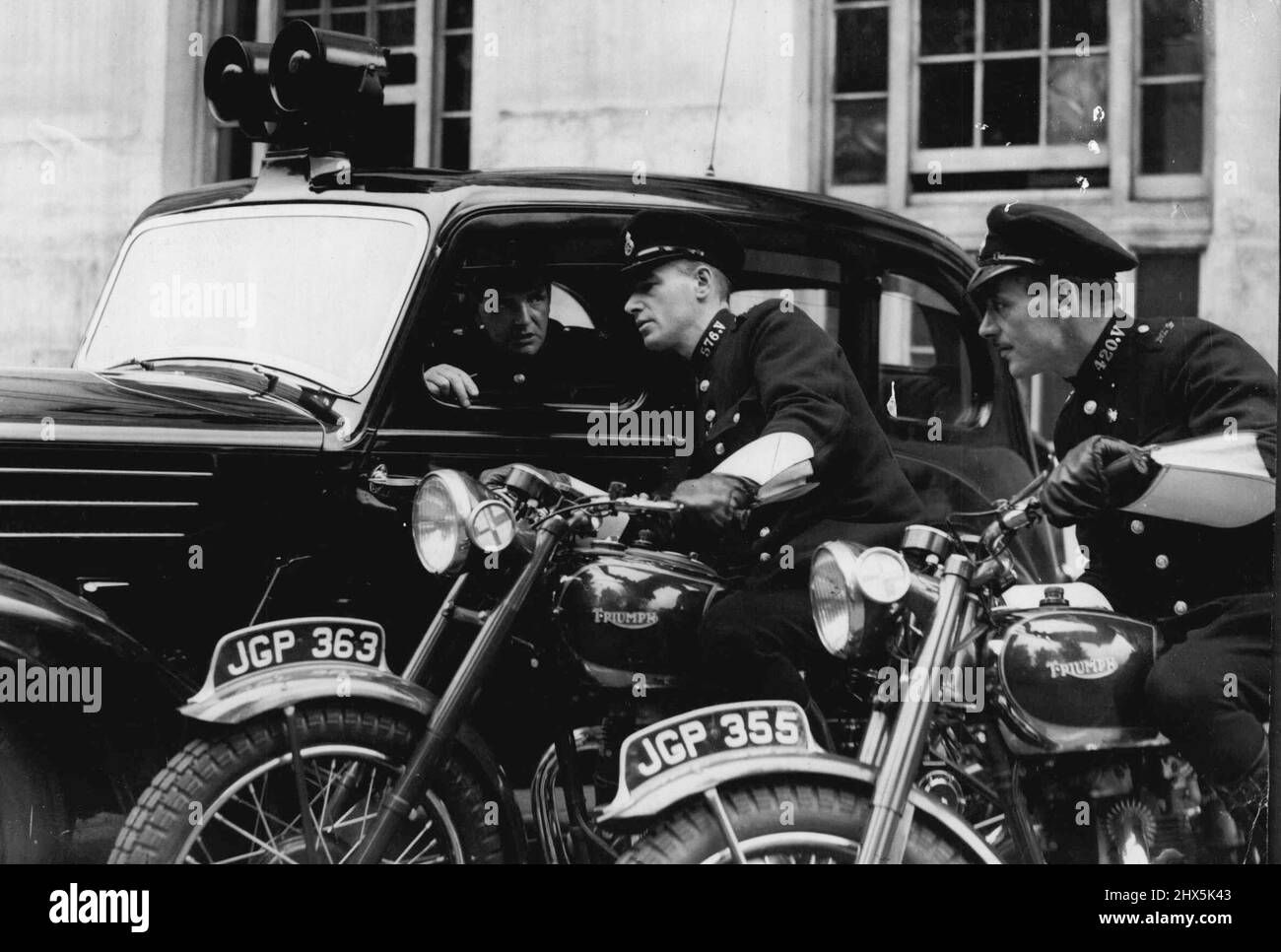 3½ Traffic Control Car ***** Radio-Telefon gesteuert Eine Nachricht wurde von R / T an das Auto geflasht, mündliche Anweisungen werden an die Motorradfahrer gegeben, um zum Ort des Vorfalls zu gehen. Ein Bild von der Demonstration von heute morgen. Das erste von mehreren funkgesteuerten Polizeiautos mit begleitenden Motorradfahrern, das zur schnellen Untersuchung von Verkehrsunfällen und Verkehrsstaus innerhalb der Metropole verwendet werden kann, wurde heute (Donnerstag) in Scotland Yard demonstriert. Das Streifenwagen ist in einer Funktelegraphischen Kommunikation mit H.Q. in der Lage, einen Motorradfahrer schnell im Voraus Polizisten zu entsenden Stockfoto