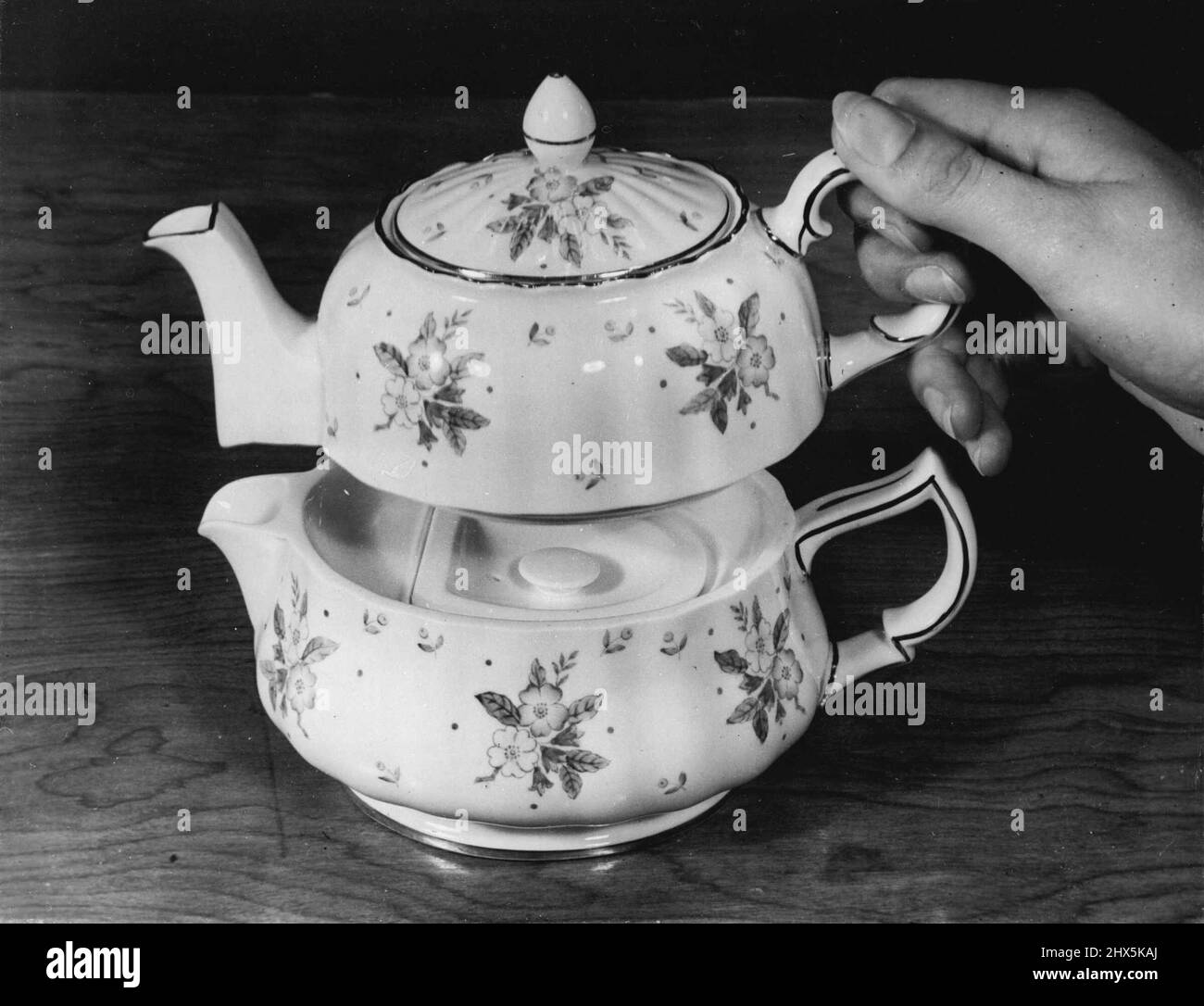 Kombinierte Teekannen und Heißwasserbehälter. Das neueste englische Design in Teekannen. 01. Januar 1954. Stockfoto