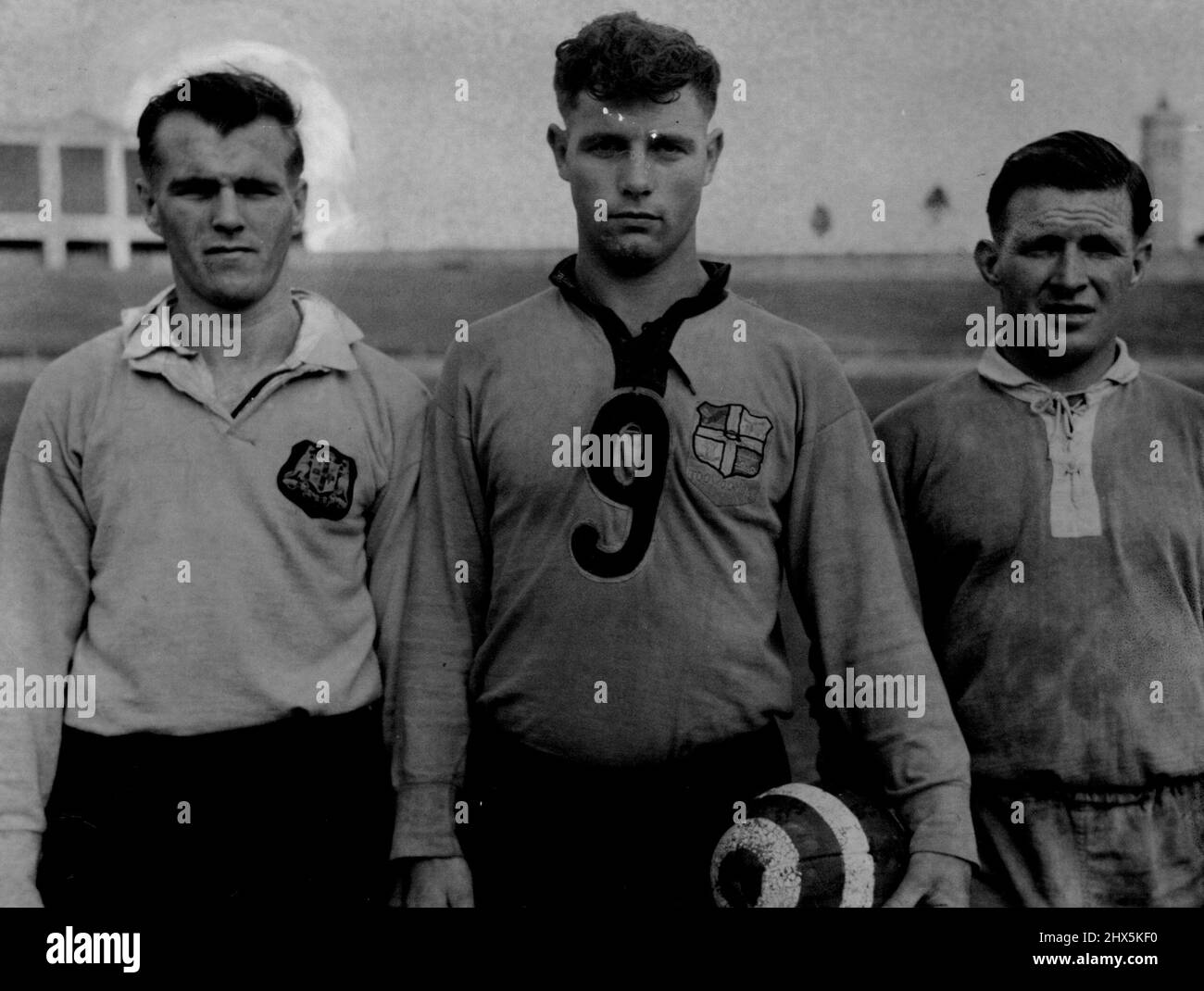 Zwei wichtige Männer im Team von Queensland für das morgige Rugby-League-Spiel beim SCG. Norm Pope, der sich mit dem Tor über den Rücken setzt. 14.Mai 1954. Stockfoto