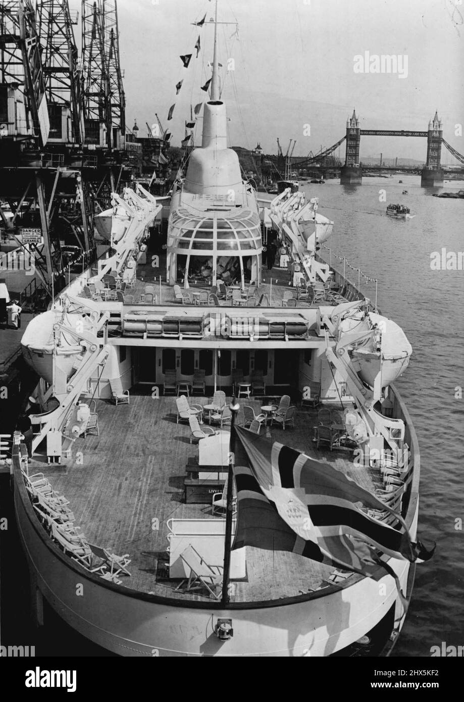 Etwas Neues in Schiffe kommt im 'Pool' an - Ein Blick auf den M.S. 'Braemar' von der London Bridge aus, der die Glaslounge auf dem Hauptdeck und den stromliniförmigen Trichter und Mast zeigt. Im Hintergrund ist die Tower Bridge zu sehen. Die Touristen auf der London Bridge haben sich sehr für das neue norwegische Motorschiff, die "Braemar", die an der New Fresh Wharf, London Bridge, liegt, interessiert, die zu ihrer Anlaufstelle auf ihrer Jungfernfahrt mit Passagieren gehört. Sie hat bereits auf dem Weg von Oslo nach Aberdeen und Leith gerufen und wird am Samstag (23.. Mai) über Gothenberg wieder nach Hause fahren Stockfoto