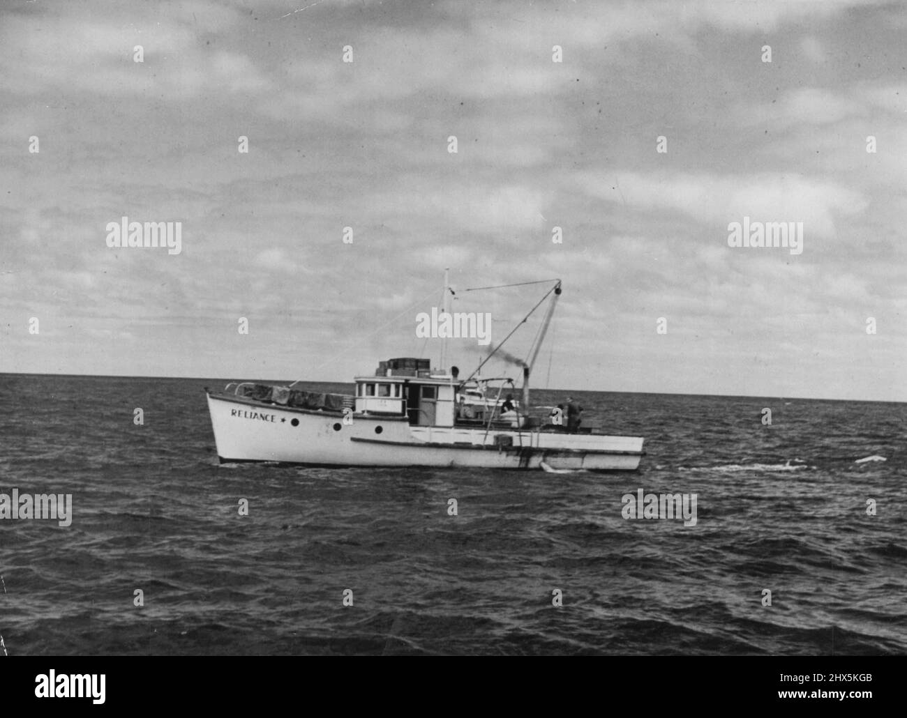 Der 60 Meter lange Garnelenschlepper Reliance Star sorgt für das offene Meer von Evans Head, dem schwersten Garnelenproduktionszentrum in Australien. Vom Evans Head, Australiens größtem Garnelenproduktionszentrum, dem 60ft. trawler Reliance Star, aus sind die Tiefseefischereigebiete zu sehen. 06. April 1955. Stockfoto