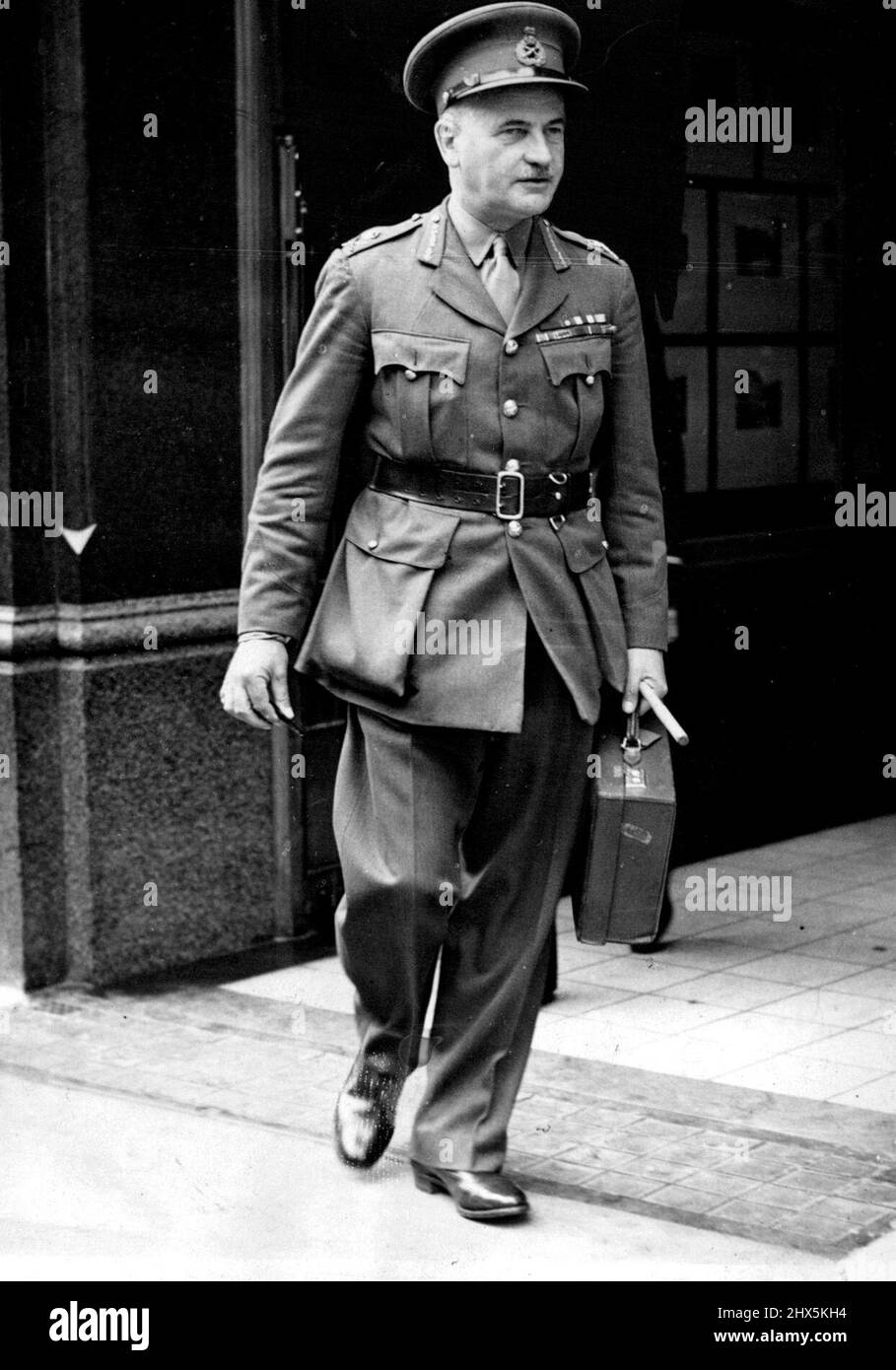 Lieut-General Pownall wurde zum Freiwilligen-Chef der lokalen Verteidigung ernannt -- Leutnant- General H. R. Pownall verließ sein Londoner Haus, um seine neuen Aufgaben zu übernehmen. Generalleutnant H. R. Pownall, ehemals Generalstabschef von General Lord Gort, wurde zum Generalinspekteur der Volunteer Force der lokalen Verteidigung ernannt. Dies ist ein neues ***** Notwendig durch die wachsende Zahl der Freiwilligen der lokalen Verteidigung. General Pownall wird die Organisation, Ausrüstung und ***** inspizieren und überprüfen Und dafür sorgen ***** Standard. Er ist 53 Jahre alt. 20. Juni 1940. Stockfoto