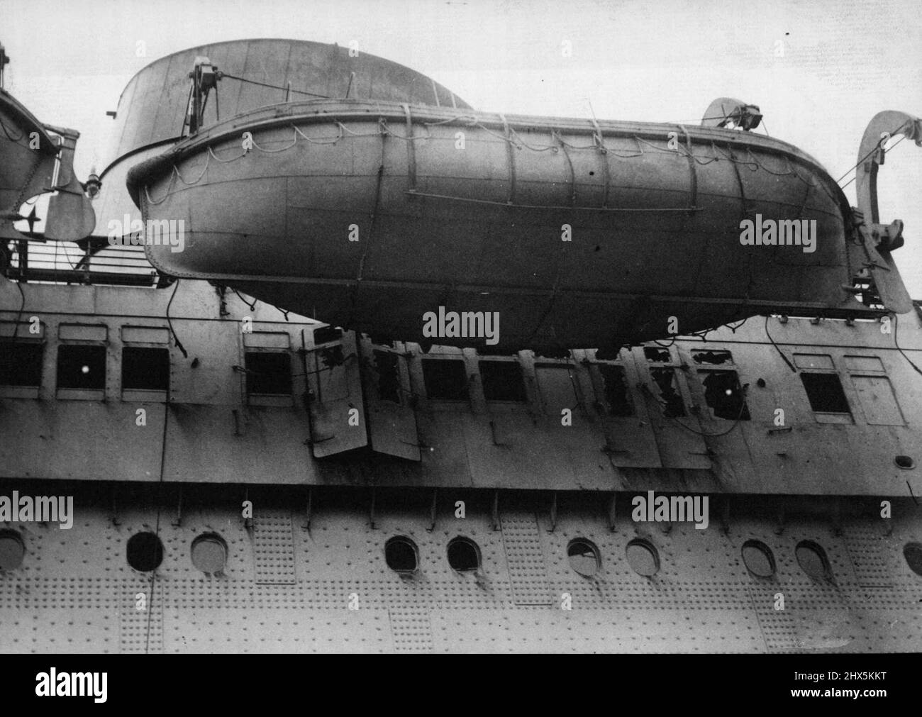 Mystery Fire in World's Biggest Liner: Police Seal Feuerszene auf Queen Elizabeth -- zerbrochene Fenster der Queen Elizabeth, wo Feuerwehrmänner einen Eintritt in den Liner gezwungen hatten, um Zutritt zum Zentrum des Feuers zu erhalten, an den Docks in Southampton. Die Polizei hat den Teil des 85.000-Tonnen-Liners Queen Elizabeth übernommen, wo das Feuer ausbrach und fast zwei Stunden lang brannte, als das Schiff in Southampton Docks lag. Im Krankenhaus des Schiffes, wo das Feuer in einem kleinen medizinischen Laden ausbrach, wurden erhebliche Schäden verursacht, während die Ursache des Feuers untersucht wurde. 08. März 1946. Stockfoto
