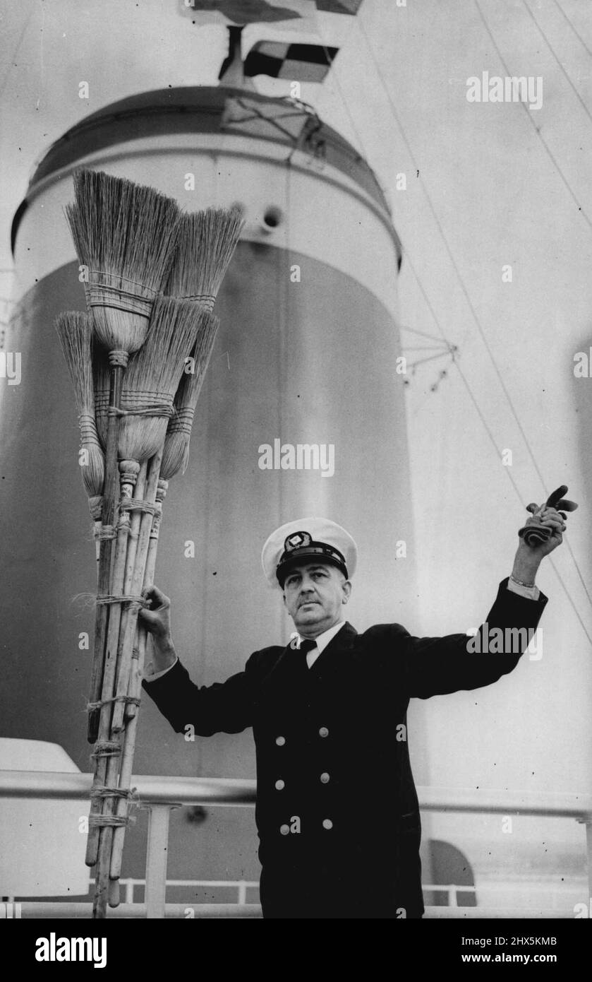 To Sweep the Seas -- als das Linienschiff 'United States' gestern nach ihrem Rekordlauf aus New York in Southampton andockte, hatte Quartermaster Smith Besen vorbereitet, die an den Mastkopf des Liners geschlagen werden sollten. So nehmen die Amerikaner ein Blatt aus dem Buch des holländischen Admirals van Tromp aus dem 17.. Jahrhundert, der auch einen Besen zum Kopf gehisst hat, als er dachte, er könne die britische Flotte unter Admiral blake von den Meeren fegen. Die Vorhersage erwies sich als unbegründet. 9. Juli 1952. (Foto von Paul Popper Ltd.). Stockfoto