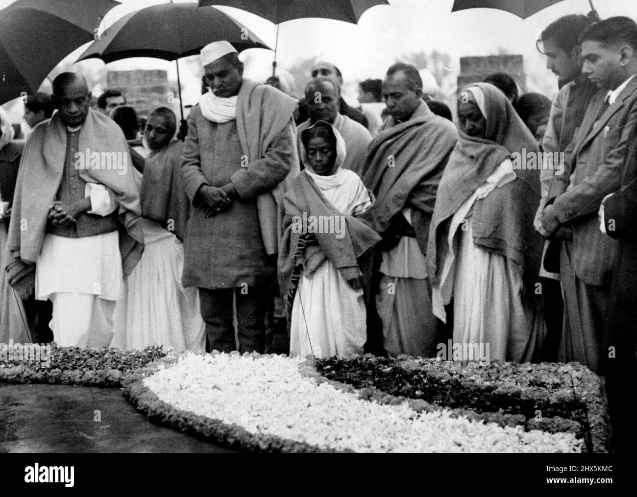 Zwei Stunden vor der Vereidigung als erster Präsident der indischen Republik steht Dr. Rajendra Prasad im Gebet vor Mahatma Gandis Samadhi in Rajghat und ruft den Segen des Vaters der Nation für die neue Ära an, die beginnt. Links steht Sardar Vallabhbhai Patel. - PIB. 08. März 1950. (Foto von Press Information Bureau) Stockfoto