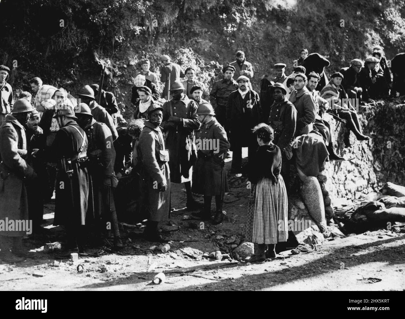 Spanische Flüchtlinge an der französischen Grenze -- Französische Kolonialtruppen kontrollieren den Zustrom von Flüchtlingen in Le Perthos. Tausende spanischer Flüchtlinge sind vor den französischen Truppen geflohen und an der französischen Grenze angekommen. 20. Februar 1939. (Foto von Central Press Photos Ltd.). Stockfoto
