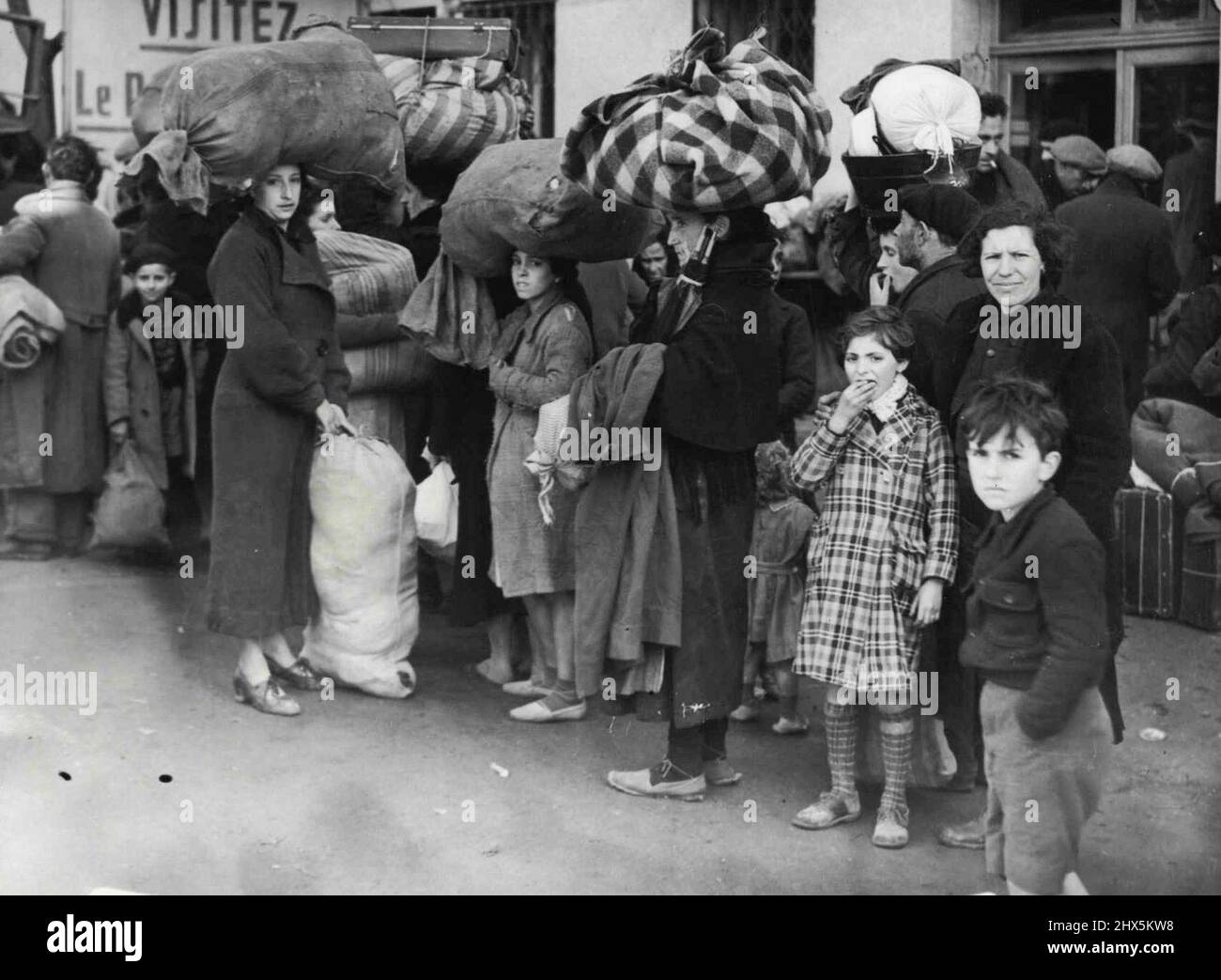 Spanische Flüchtlinge an der französischen Grenze -- Flüchtlinge mit ihren weltlichen Habseligkeiten im Le Perthos. Tausende spanischer Flüchtlinge sind vor den französischen Truppen geflohen und an der französischen Grenze angekommen. 20. Februar 1939. (Foto von Central Press Photos Ltd.). Stockfoto
