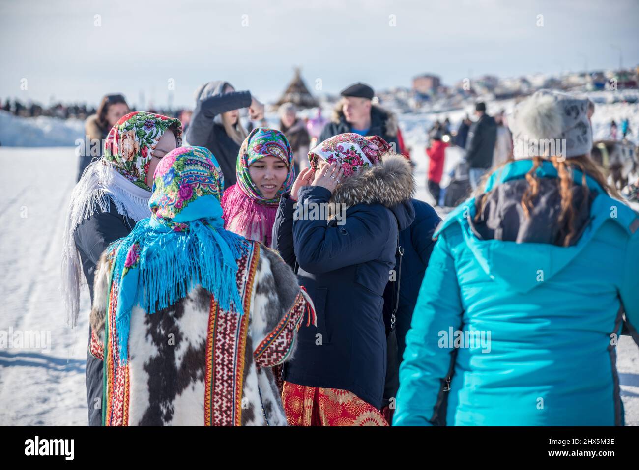 Gruppe von Nenzen-Frauen beim Rentier-Hirtenfest in Salekhard, Autonomer Kreis Jamal-Nenzen, Russland Stockfoto