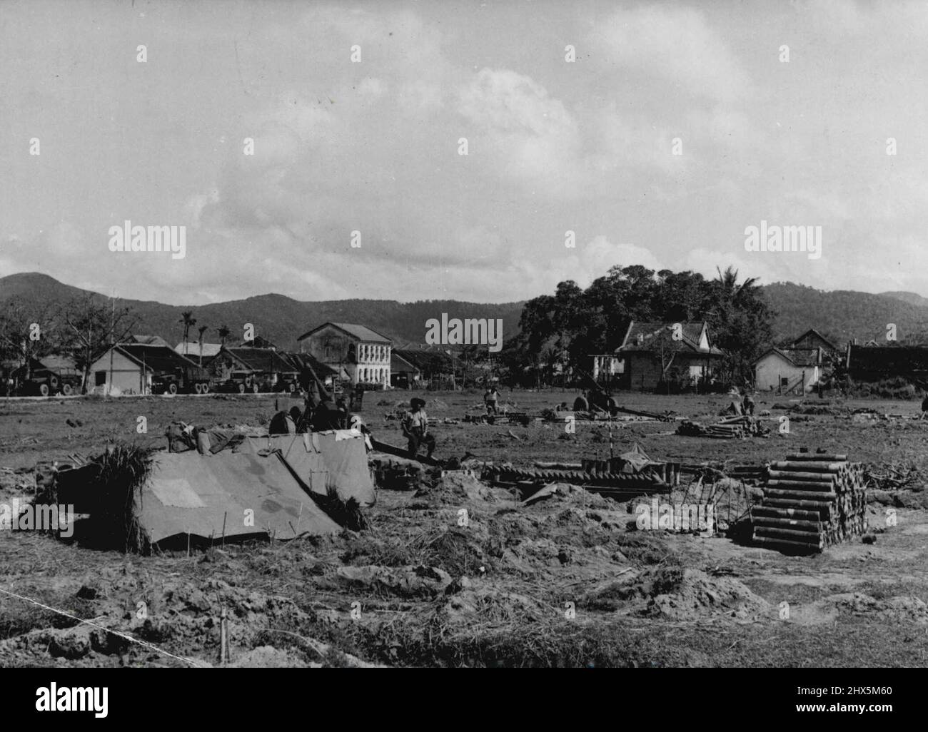 Nach der Eroberung des wichtigen Ortes Ankhe bereiten sich die Truppen von Pinch und Vietnam auf ihre Verteidigungspositionen vor. 18. März 1953. (Foto: Service Presse Information). Stockfoto