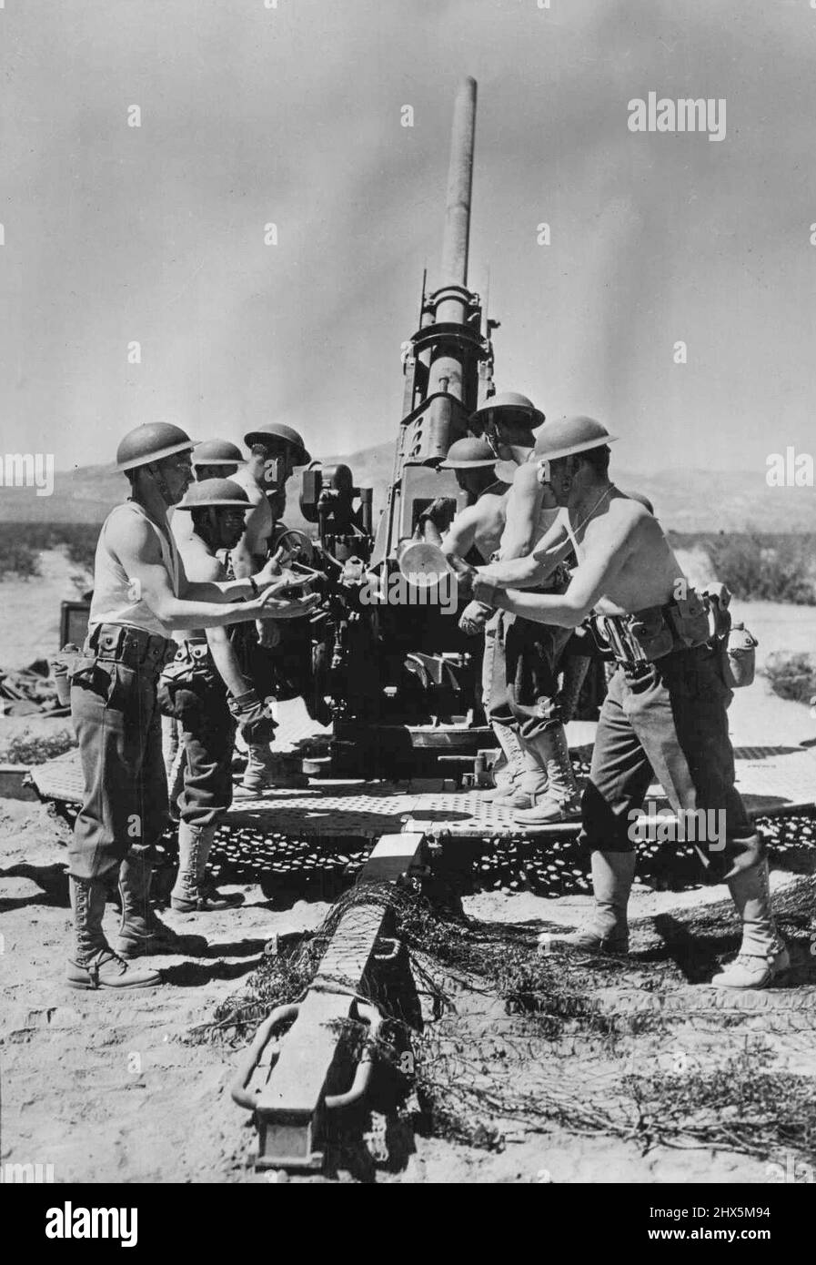 Die Vereinigten Staaten -- 'eine mächtige Festung der Demokratie' - eine der 'Anfangsbeschuss', die großen Waffen schwingen in Aktion -- mit einer Geschwindigkeit von 20 Runden pro Minute. 01. November 1943. (Foto von Interphoto News Pictures, Inc.). Stockfoto