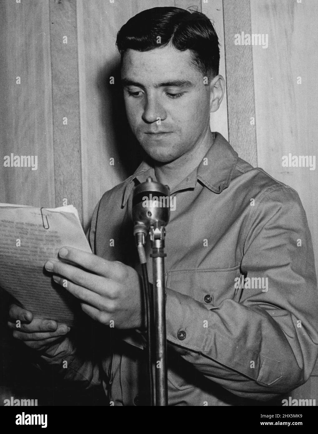 PFC Norman Flynn, der im Südpazifik Sendungen nach Amerika in NBC 'Army Hour'-Programmen organisiert und ankündigt. Im bürgerlichen Leben kündigt er an, schreibt und produziert für WENY, New Yorker Mitglied von NBC und MDS Networks. 04. Januar 1944. Stockfoto