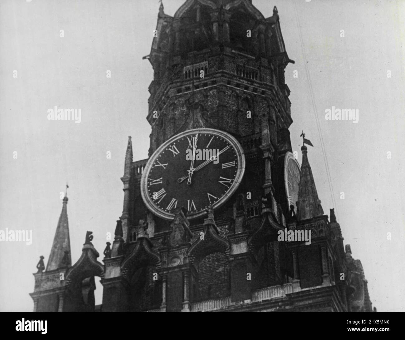 „Big Ben“ von Moskau: Nahaufnahme des Uhrengesichts auf dem Spassky-Turm. Das Zifferblatt ist aus den meisten Teilen Moskaus zu sehen. 24. März 1948. (Foto von Pictorial Press) Stockfoto