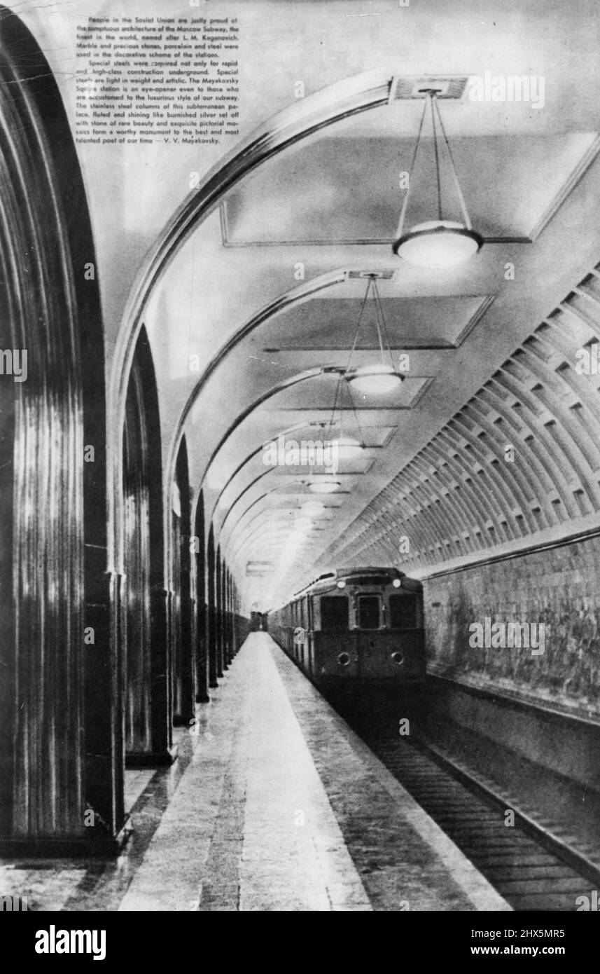 Die Menschen in der Sowjetunion sind zu Recht stolz auf die prachtvolle Architektur der Moskauer U-Bahn, der schönsten der Welt, benannt nach L.M. Kagnarich Marmor und Edelsteine, Parcetain und Stahl wurden im dekorativen Schema der Stationen verwendet. Die Special Street wurde nicht nur wegen der schnellen und erstklassigen U-Bahn-Bauweise angefragt. Spezialstähle sind leicht und kunstvoll. Die Majakovsky Square Station ist ein Blickfang, auch für diejenigen, die für den luxuriösen Stil unserer U-Bahn gefeiert werden. Die Edelstahlsäulen dieses unterirdischen Palastes, geriffelt und glänzend wie brüniertes Silber Stockfoto