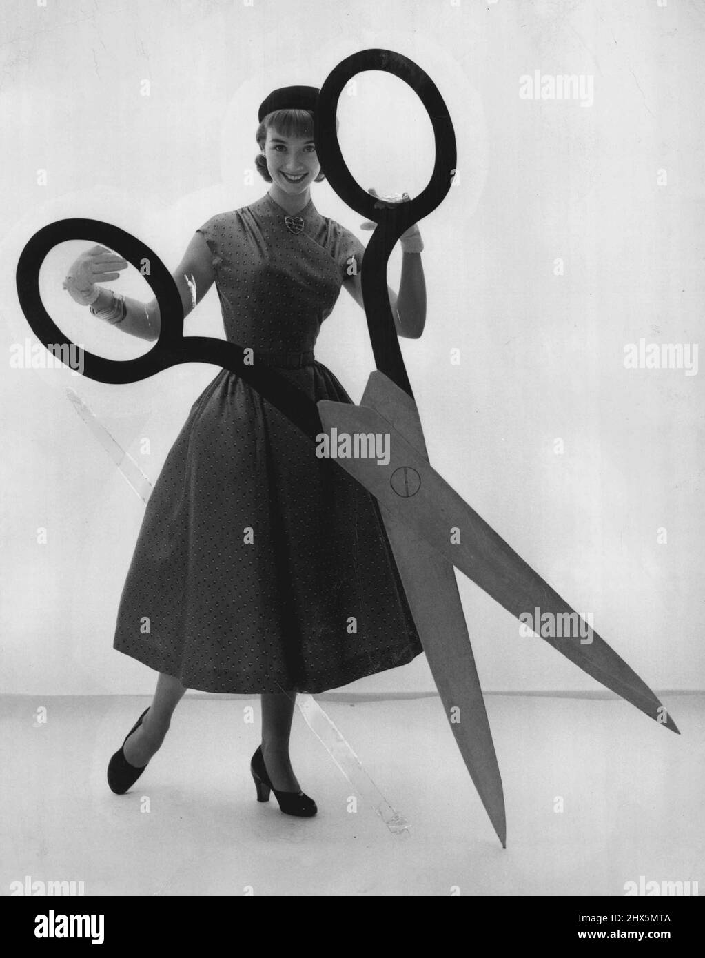 Ein jugendliches Kleid für den Teenager oder schlanke Figur hat ein Crossover Mieder und Rock mit leichter Hüftfülle. Sie könnten es in Krawatte Seide, Figur Shantung oder sogar Schweizer Baumwolle zu machen. Erfordert ein Material mit einer Breite von 4½yd 36 Zoll. Größen 30 Zoll, 32 Zoll, 34 Zoll, 36 Zoll, 38 Zoll Büste. 7. September 1953. Stockfoto