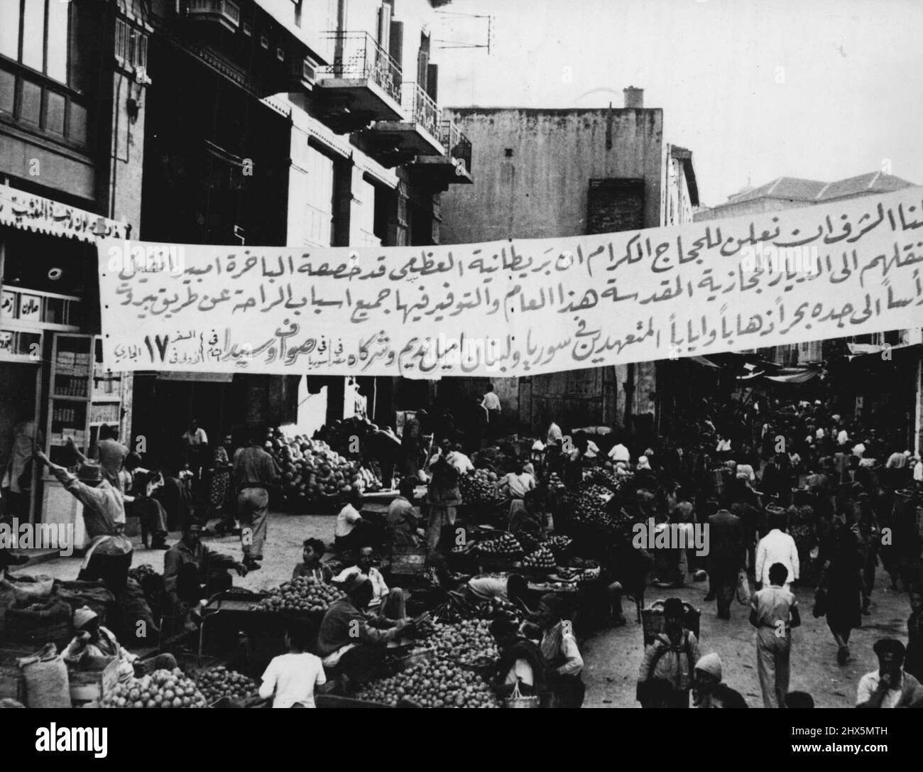 Großbritannien unterstützt die Pilgerfahrt nach Mekka. Anlässlich der jüngsten Abreise der Pilger von Beirut nach Mekka wurde der Seetransport von der britischen Regierung bereitgestellt. Das in Beirut ausgestellte Banner trägt die folgende Inschrift: „Wir haben die Ehre, den Pilgern im heiligen Land Mejaz zu verkündigen, dass Großbritannien ihnen in dieser Saison den „Empire Anvil“ zur Verfügung gestellt hat, um sie über Beirut zu den Direat- und Rückkehragenten in Syrien und den zu tragen Libanon Emile Nadim & Co. Erste Reise auf 17 Instant.' 12. November 1946. (Foto von British Official Photograph). Stockfoto