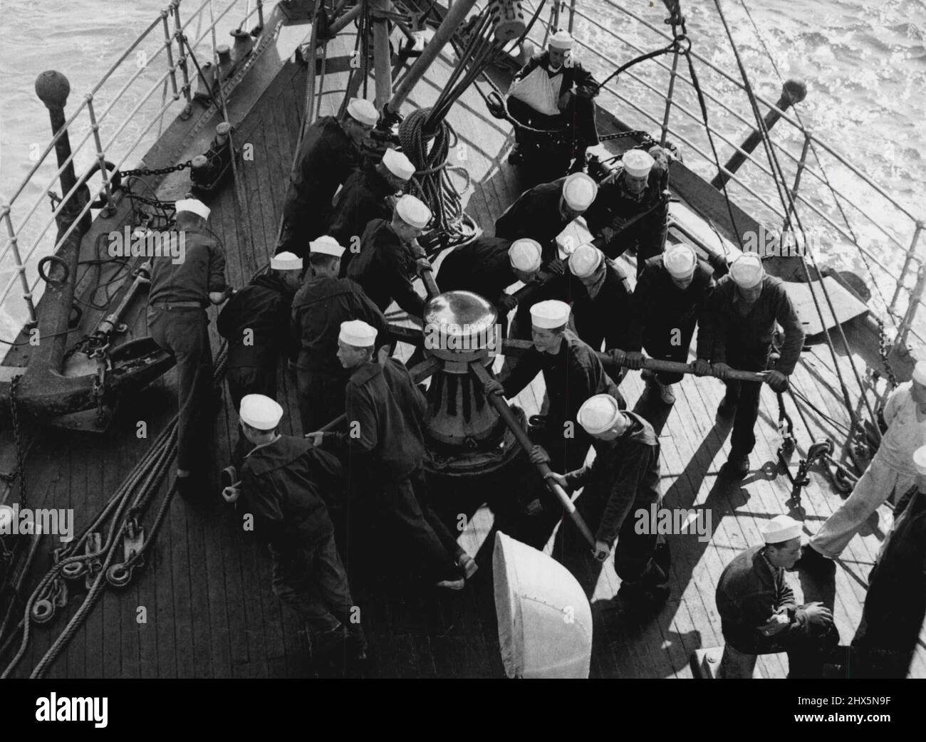 Kadetten an Bord der Sorlandet vor Anker wiegen. Viele der Jungen, die ihre Ausbildung an Bord der Sorlandet absolviert haben, sind Kapitäne und Offiziere der norwegischen Flotte geworden. 17. Juni 1952. (Foto von Daily Mirror). Stockfoto