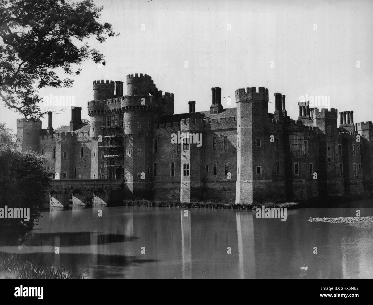 Neue Heimat des Royal Observatory -- das historische Schloss Herstmonceux in Sussex ist die neue Heimat des Royal Observatory. Es wurde vor zwei Jahren beschlossen, das Observatorium von Greenwich - seiner Heimat für 275 Jahre - nach Herstmonceux zu verlegen, weil die trübe Londoner Luft die Beobachtung erschwerte. Der Transfer, der die Installation vieler Geräte und die Schaffung neuer Gebäude beinhaltet, wird erst 1953 abgeschlossen sein. Der Astronom Royal, Sir Harold Spencer Jones, der die Entfernung überwacht, ist jetzt selbst im Schloss und meldet zufriedenstellende Fortschritte. 5. Juli 1949. Stockfoto