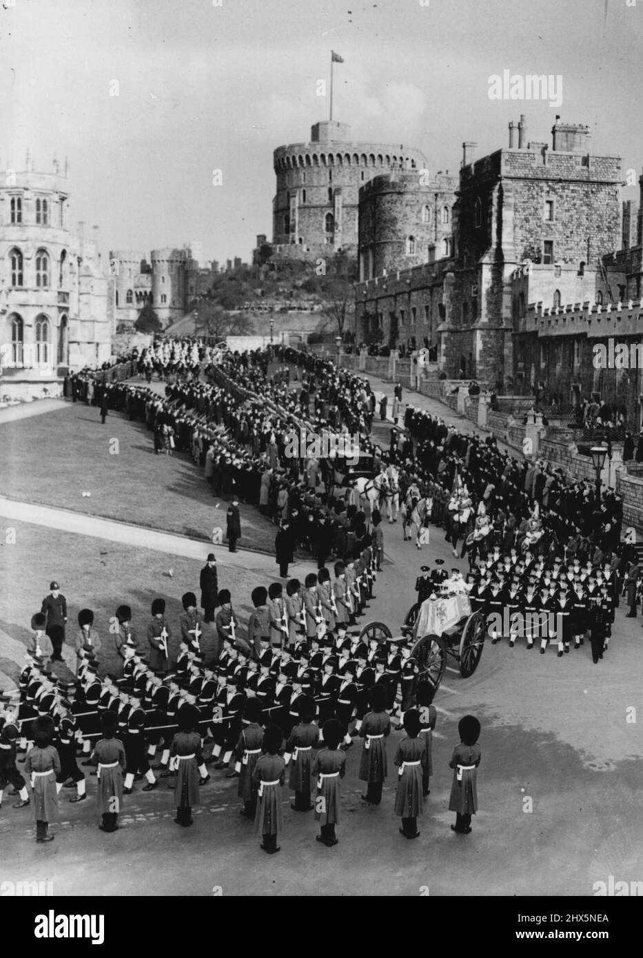 Die Cortege in Windsor - die Cortege innerhalb der Mauern von Windsor Castle und vor seiner Ankunft in der St. George's Chapel. Der große Rundturm des Schlosses ist im Hintergrund zu sehen. 15. Februar 1952. (Foto von Paul Popper Ltd.). Stockfoto