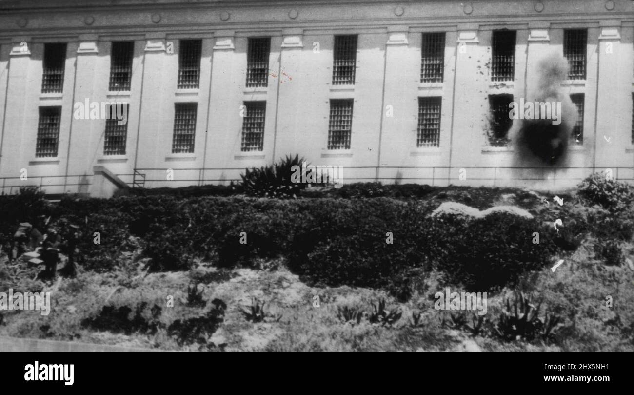 Soldaten, Wachen Feuergefwehrgranaten in Alcatraz kämpfen -- Soldaten und Gefängniswärter (links) feuern Gewehrgranaten (explodieren) am Fenster im Zellblock des Gefängnisses von Alcatraz und kämpfen heute gegen Sträflinge. Beachten Sie das Fenster mit Muschelmarkierung (links von der Explosion) und zerbrochene Glasscheiben in anderen Fenstern. 3.Mai 1946. (Foto von AP Wirephoto). Stockfoto