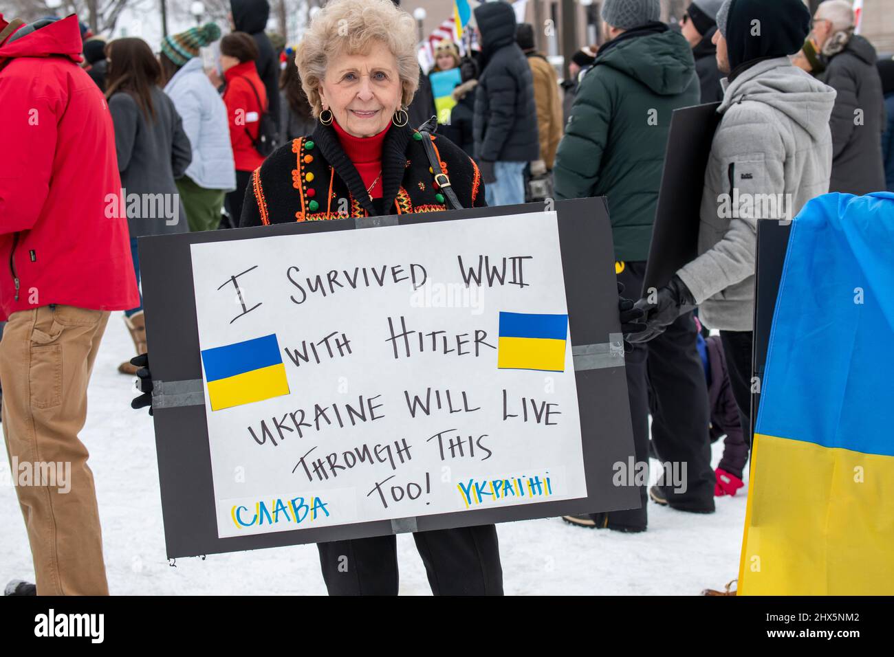 St. Paul, Minnesota. Die Menschen versammeln sich, um das ukrainische Volk und die Souveränität der Ukraine zu unterstützen und den Krieg zu beenden, den Russland gegen sie führt. Stockfoto