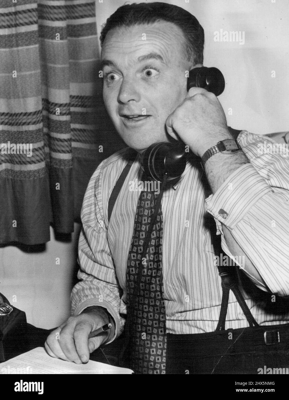Phillip Ryan, einer der neuen Abgeordneten des Landtagsparlaments, beginnt seine politische Karriere, als Telefonanrufe beginnen, sich zu ergießen. 02. Februar 1952. Stockfoto