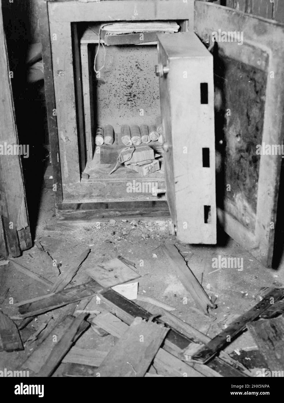 Die zerbrochene Tür des Safes am Bahnhof Artarmon. Letzte Nacht von Dieben gemäht. Obwohl sie mit £7 8s entkommen waren, übersahen sie ein Rack mit £1 OS 4D im Wechsel, wie gezeigt, verpackt. Das Bahnhofsbüro war mit Trümmern übersät. 22. August 1938. Stockfoto