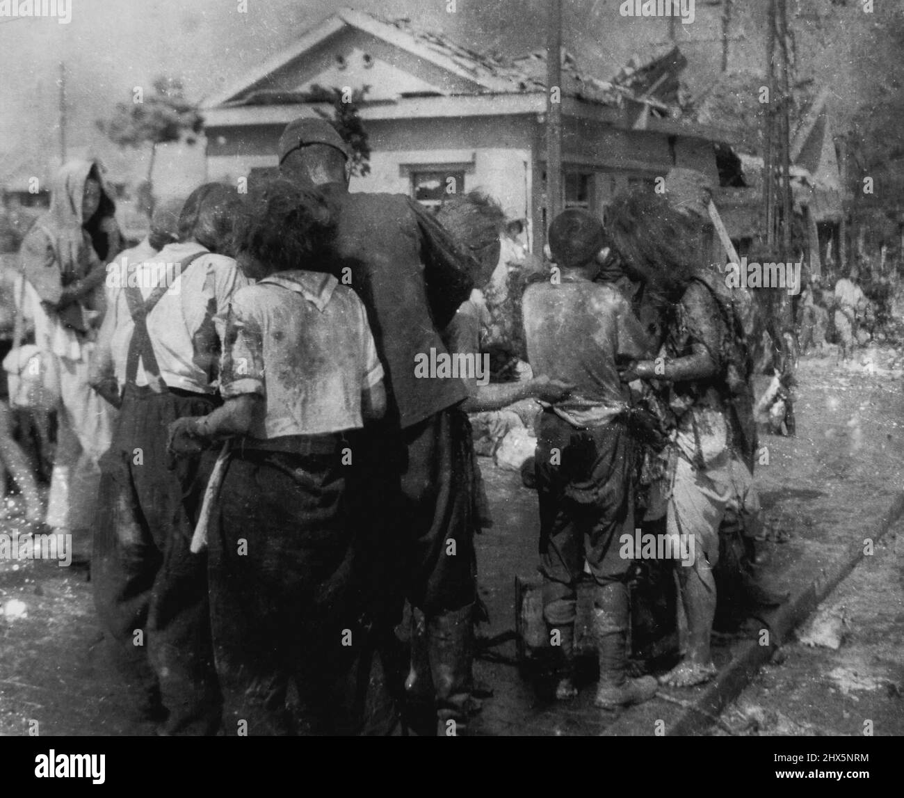 Hiroshima drei Stunden nach dem Fall der Atombombe. Der Fotograf, der das Bild aufgenommen hat, sagte: „Ich konnte den Auslöser nicht mehr drücken – es war zu schrecklich. 06. August 1945. Stockfoto