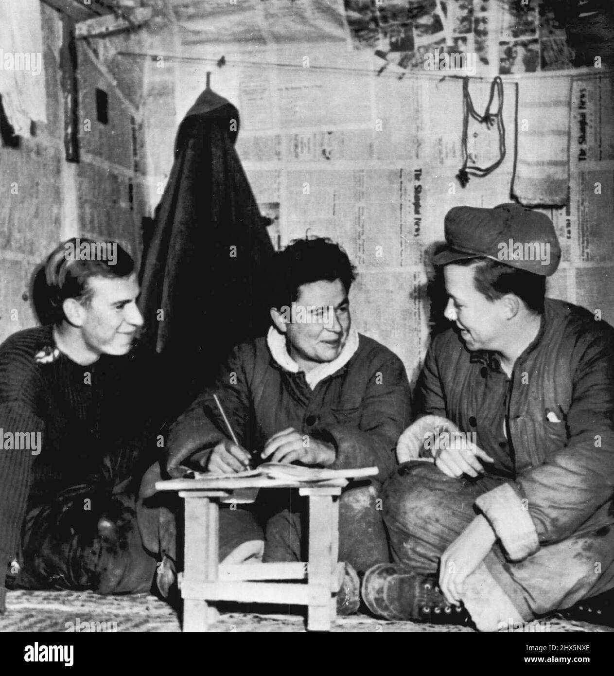 Sprachunterricht -- Dies ist eine weitere Serie von Bildern, die im kommunistischen Kriegsgefangenenlager 5 in Pyokdong, Nordkorea, von Frank Noel, AP-Mitarbeiter-Fotograf, selbst ein Gefangener der Roten seit mehr als einem Jahr, aufgenommen wurden. Noels Bildunterschrift sagte, es zeige drei UN-Soldaten, die Sprachunterricht austauschten. Von links nach rechts: Lance CPL. William Martin, Colchester, Essex England; Jean Arnaud, Venaes, Frankreich und die Entführer von PFC, John ward, Petro, Tenne Noel erlaubten ihm, die Bilder zu machen. 01. Februar 1952. (Foto von AP Wirephoto). Stockfoto