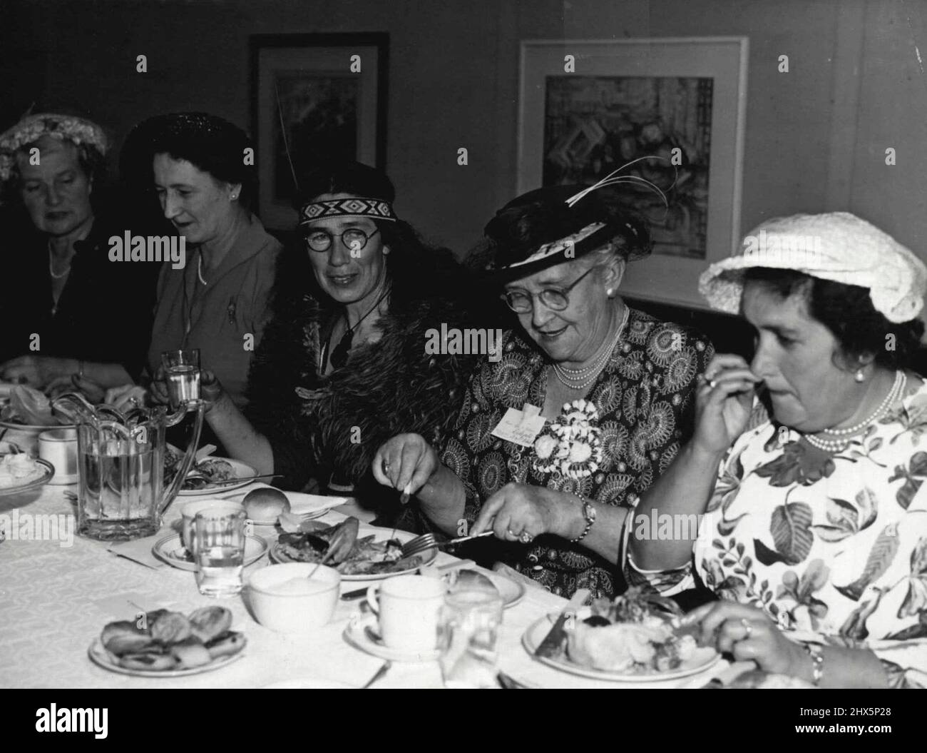 Beim offiziellen Mittagessen, das den Delegierten der sechsten Konferenz der Pan-Pacific Women's Association in Christchurch, Neuseeland, gegeben wurde, sprach Frau Tracey Gough aus Christchurch an; Ngeungeu Te Irirangi, Vertreter der Tainui Waikato Stämme der neuseeländischen Maoris und Stellvertreter der indisponierten Prinzessin Te Puea; Senator A. Robertson aus Australien. Die Maori-Delegierte las im Namen ihrer Rasse einen Gruß auf Maori, dann auf Englisch, und endete mit: „Unsere Herzen sind voll und erfreut, dass ihr hier seid. Grüße an euch alle, Grüße an euch alle.' 12.Mai 1952. Stockfoto