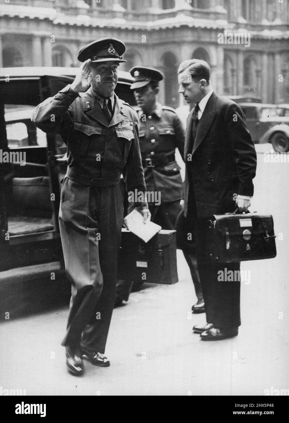 General Robertson im Auswärtigen Amt -- General Sir Brian Robertson, britischer Militärgouverneur in Deutschland, begrüßt, als er heute Morgen, am 4. August, in Begleitung seiner Mitarbeiter das Außenbüro in London betreten hat, um den Außenminister Ernest Bevin zu sehen. General Robertson war gerade mit Air aus Berlin angereist. Er wurde nach London zurückgerufen, nachdem Herr Bevin den Bericht seines Sondergesandten Frank Roberts aus Moskau untersucht hatte, der Stalin am Montagabend über die Berliner Krise gesehen hatte. 4. August 1948. (Foto von Associated Press Photo). Stockfoto