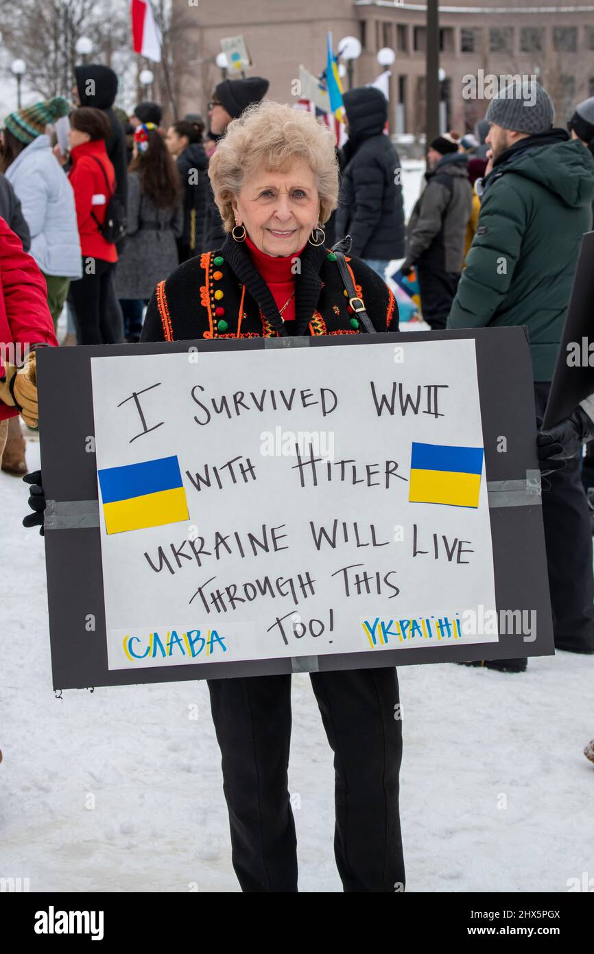 St. Paul, Minnesota. Die Menschen versammeln sich, um das ukrainische Volk und die Souveränität der Ukraine zu unterstützen und den Krieg zu beenden, den Russland gegen sie führt. Stockfoto