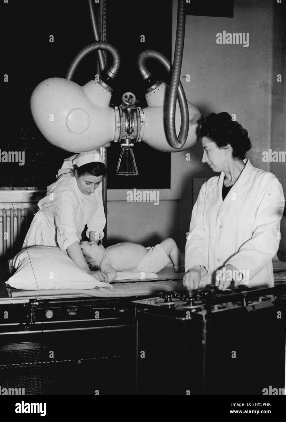 Englands führendes Fever Hospital -- Besuch des LCC North-Eastern Hospital. In der Radiologieabteilung: Ein Kind, das geröntgt wird. 21. September 1951. (Foto von Pictorial Press). Stockfoto